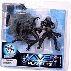 Brand new โ๏ธ McFarlane Toys Alien vs Predator Alien vs. Predator Movie Playsets Celtic Predator Throws Alien Action Figure Set ๐
